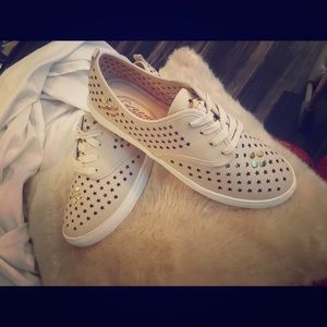 Zapatillas con perforaciones de estrellas